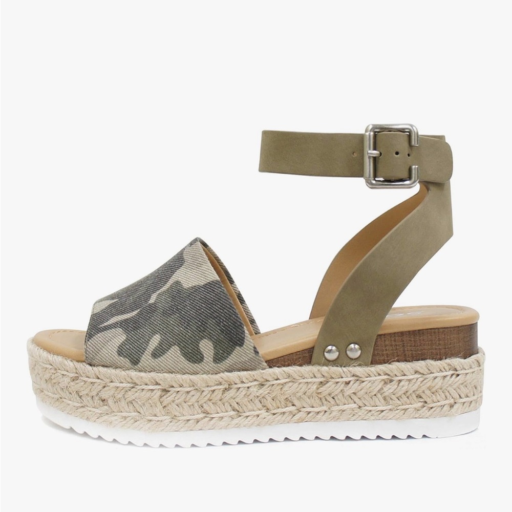 Soda Women's Camouflage Flatform Espadrille Sandals Size 8 never worn